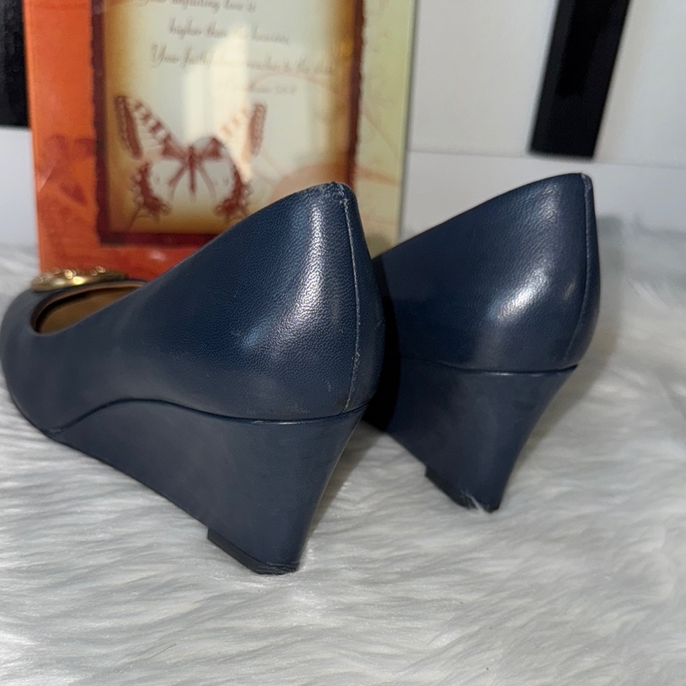Tory Burch Chelsea 65 Leather Wedge Pumps Navy - Picture 4 of 16